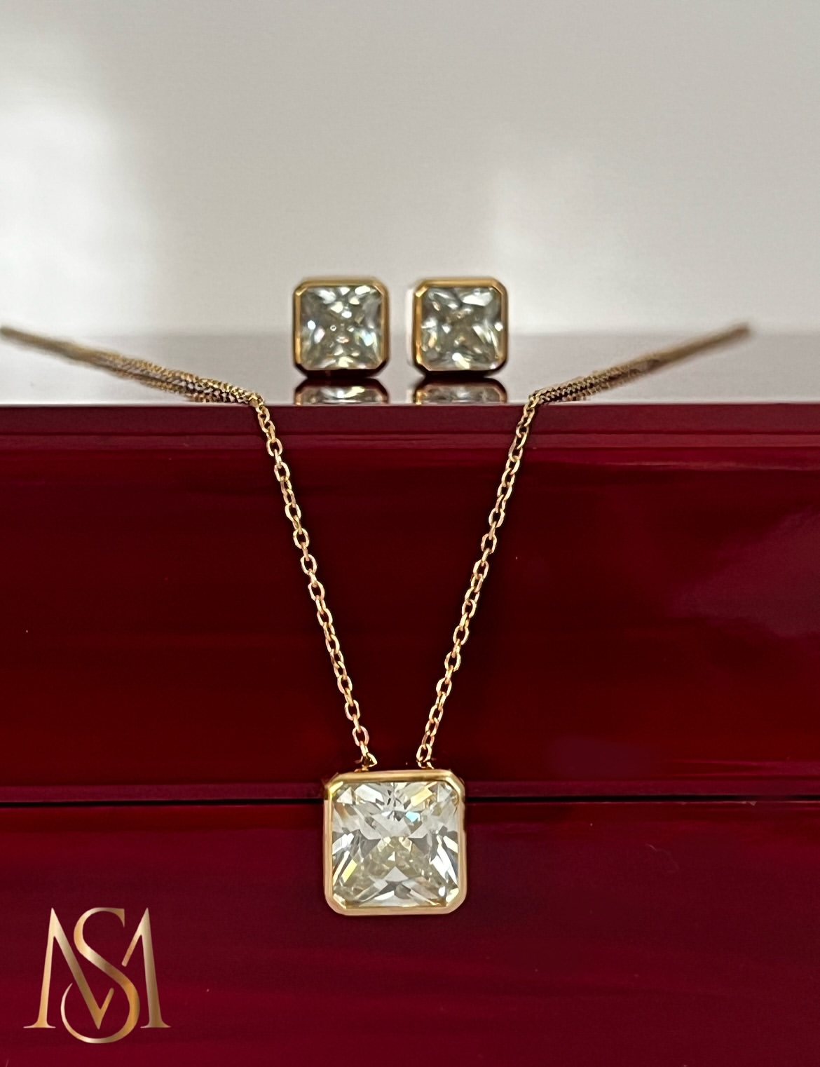 گردنبند نگین مکعب طلا ۱۸ عیار